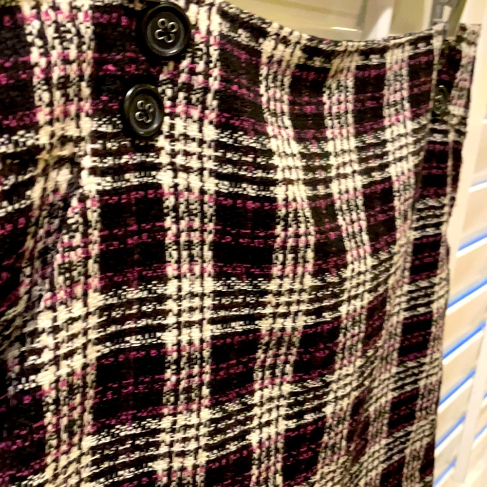 LOFT | fun pink & black plaid mini w/ button detail | 10